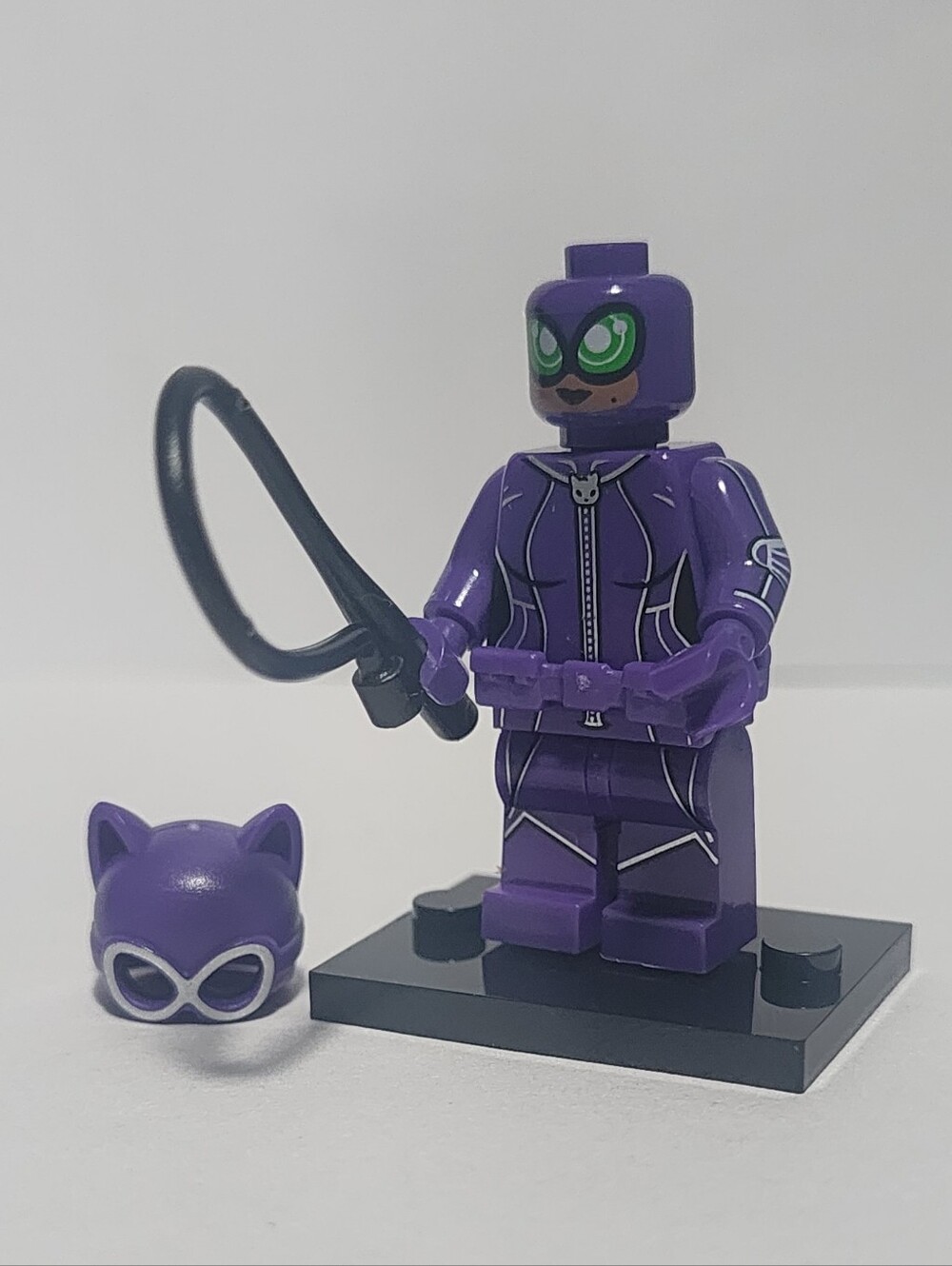 DC Minifigures Catwoman  in Purple Suit Lego